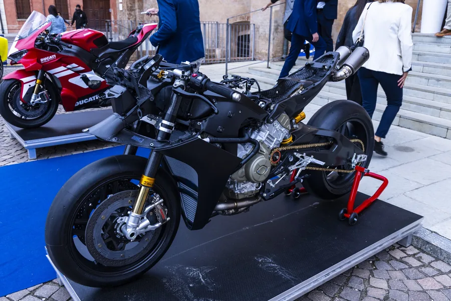 Base meccanica della Ducati Superleggera V4 Centenario con telaio, motore e ruote senza carenatura