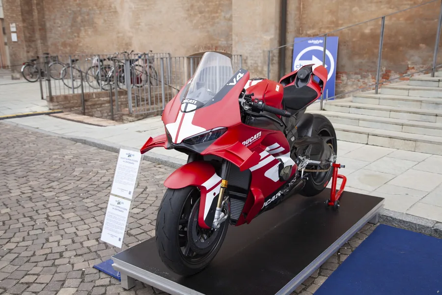 Ducati Superleggera V4 Centenario sur un podium à l’Autostyle Design Competition 2026 à San Benedetto Po