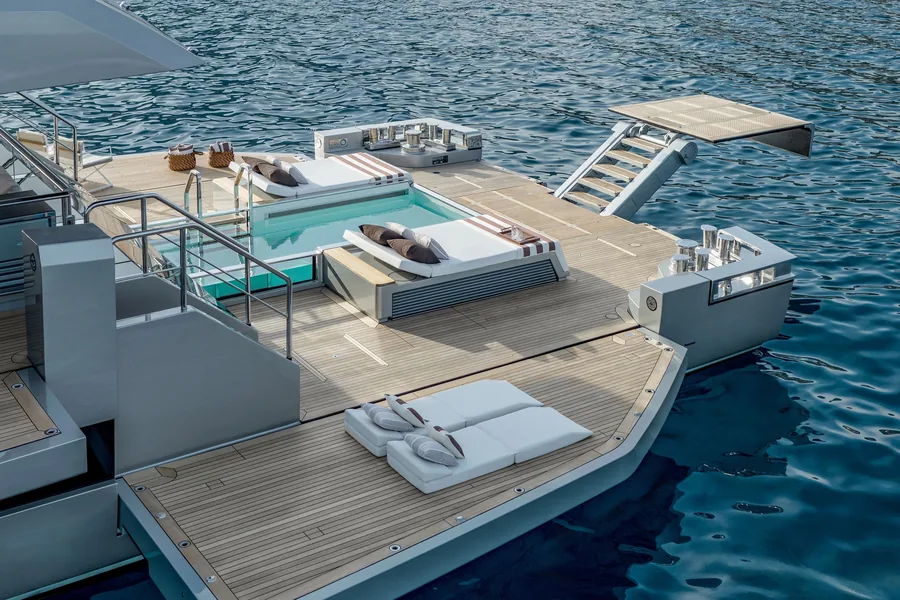 Strandbereich der Riva 54Metri mit ausgeklappten Bordwänden und Liegeflächen über dem Wasser