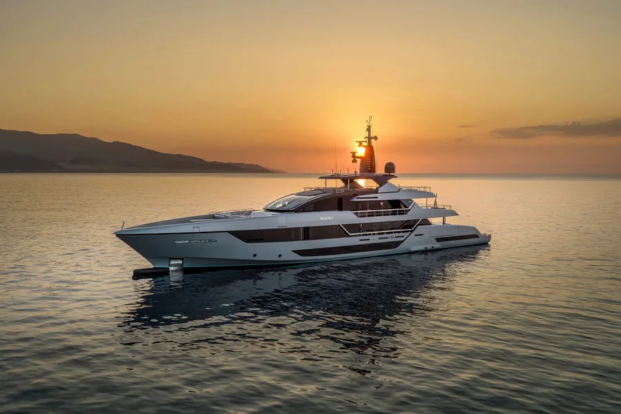Riva 54Metri al tramonto su un mare calmo